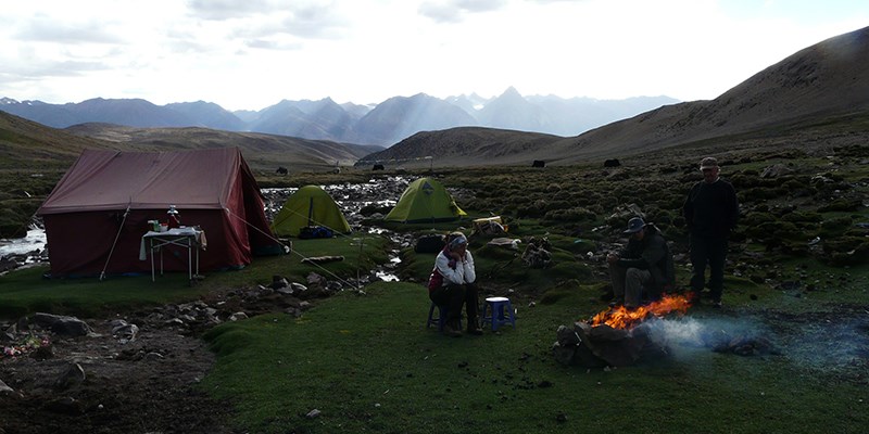 Trekking to Yangbajing