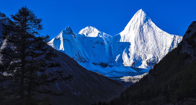 Mountain Yangmaiyong in Yading