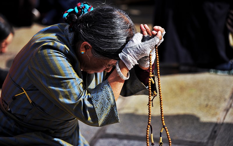 Pilgerin vor dem Jokhang Kloster