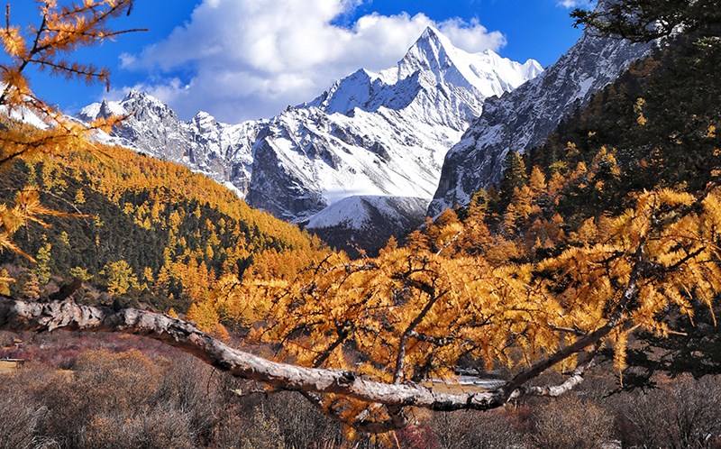 Xianuoduoji Mountain in Yading